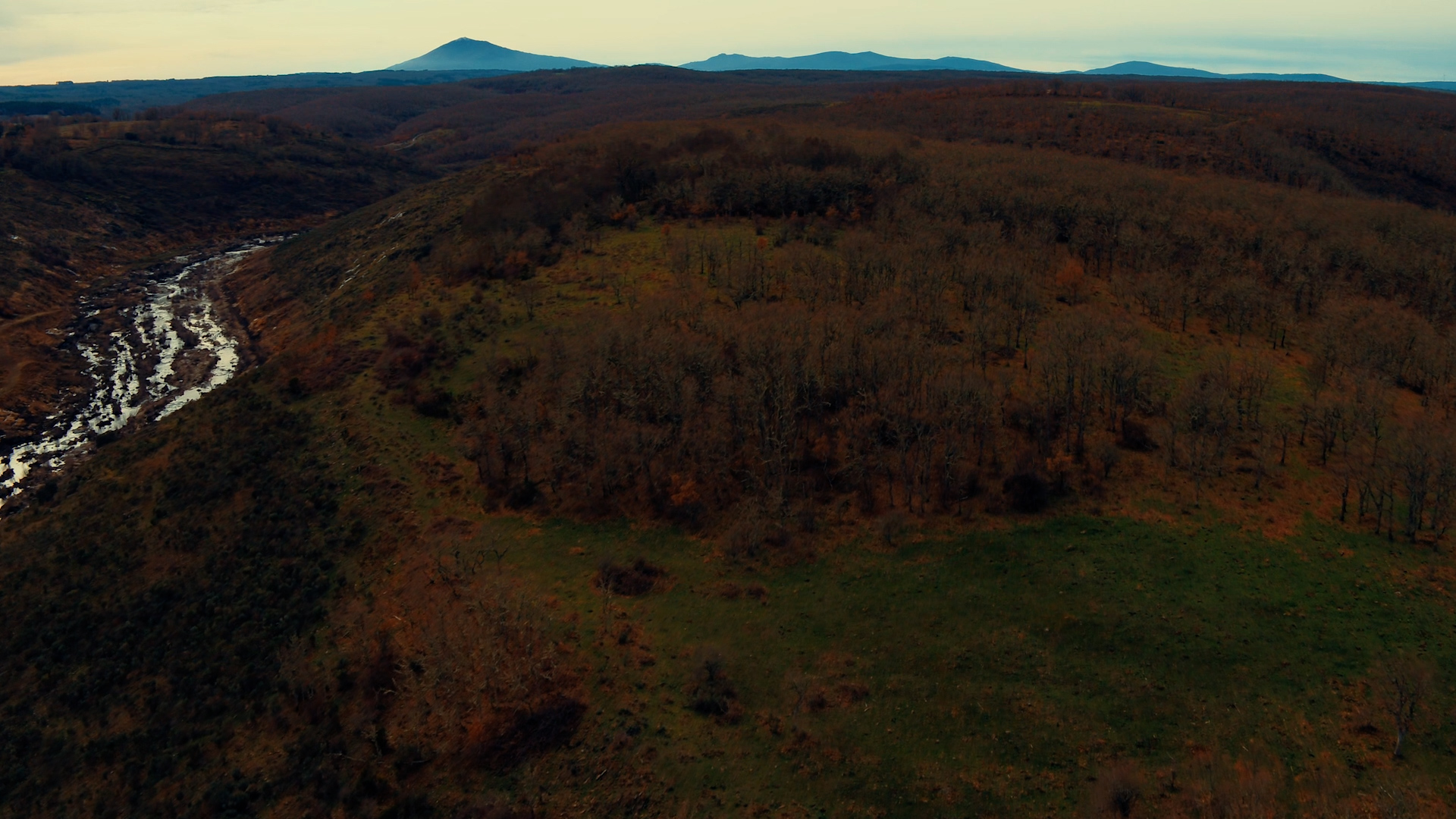 Fortificaciones, poblados y pizarras_sin subtitulos.00_00_36_10.Imagen fija001