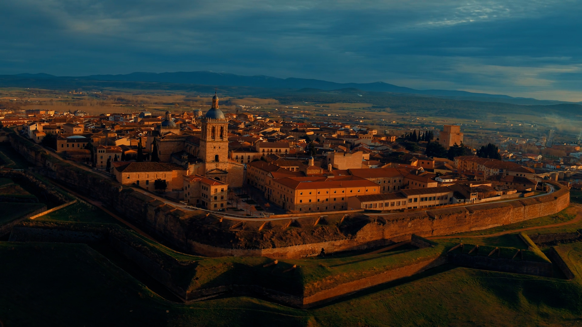 Fortificaciones, poblados y pizarras_sin subtitulos.00_01_01_10.Imagen fija005