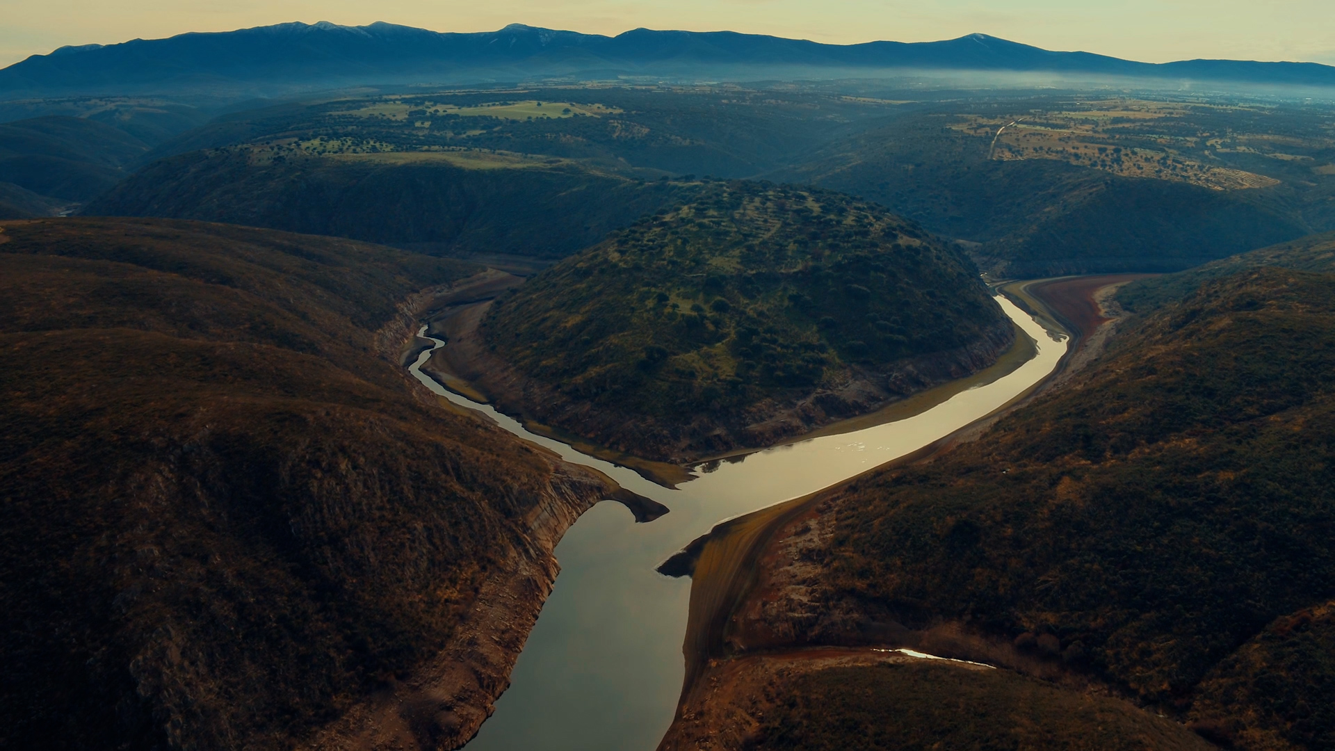 Fortificaciones, poblados y pizarras_sin subtitulos.00_01_22_04.Imagen fija006