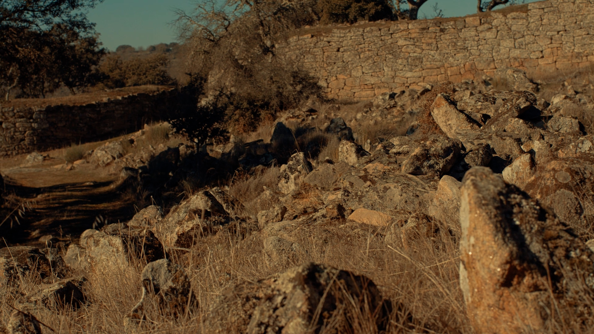 Fortificaciones, poblados y pizarras_sin subtitulos.00_03_09_04.Imagen fija009