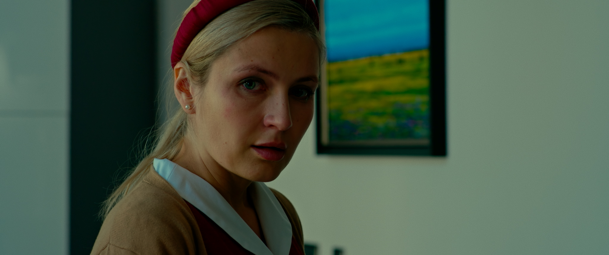 LA SIRVIENTA_LOGOS OK.00_01_43_13.Imagen fija001